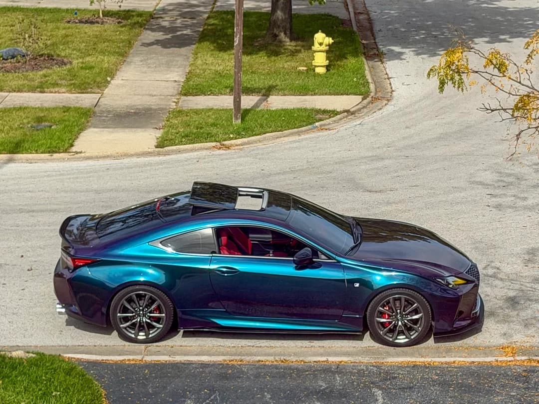 Один Lexus RC — синий, бирюзовый, фиолетовый и золотистый, медиа 1 из 10