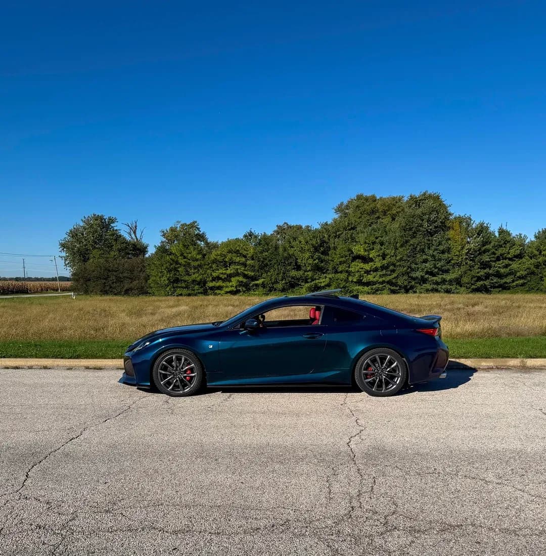 Один Lexus RC — синий, бирюзовый, фиолетовый и золотистый, медиа 9 из 10