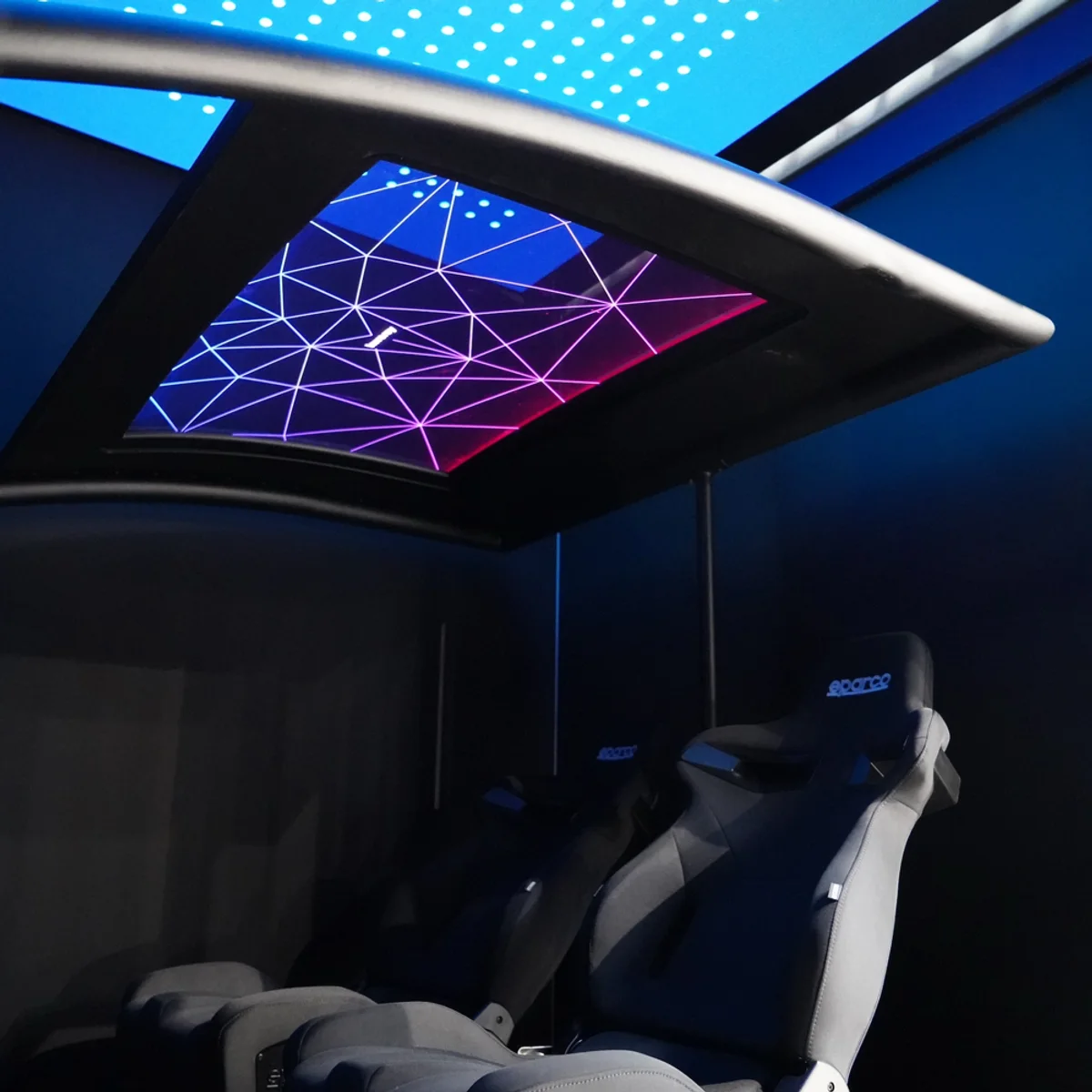 Демонстрационная панорамная крыша SkyViera с сеткой из синих и розовых светящихся линий